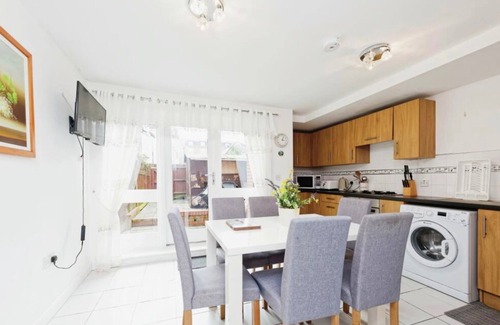 Canterbury Casa | Beautiful Family Town Home With Private Parking
