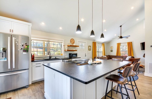 Pilot Mountain Casa | Beautiful Farmhouse w/ Pilot Mtn State Park Views!