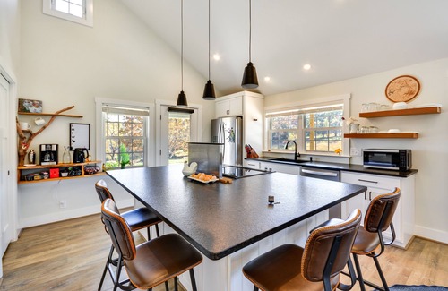 Pilot Mountain Casa | Beautiful Farmhouse w/ Pilot Mtn State Park Views!