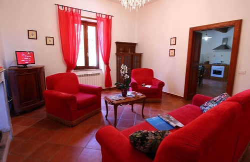 Gualdo Cattaneo Casa | Beautiful Farmhouse with Hot Tub in Umbria