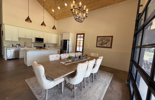 White Plains Otro | Beautiful Farmhouse in charming White Plains
