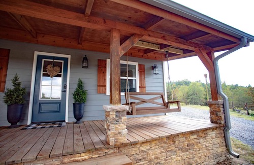 Smithville Cabina | Beautiful Farmhouse North of Broken Bow! 74 private acres-Stocked Pond!