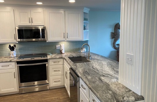 Pine Knoll Shores Condominio | Hermoso primer piso condominio frente al mar renovado 2019