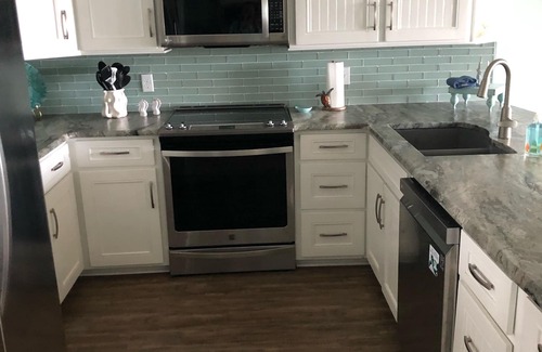 Pine Knoll Shores Condominio | Hermoso primer piso condominio frente al mar renovado 2019