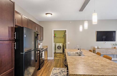 West Des Moines Apartamento | Beautiful Flowing Ground Floor 2 Bedroom with Spacious Kitchen & Private Garage.