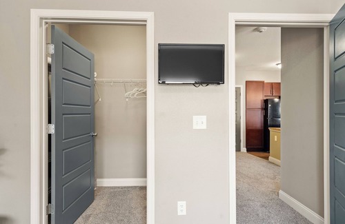 West Des Moines Apartamento | Beautiful Flowing Ground Floor 2 Bedroom with Spacious Kitchen & Private Garage.