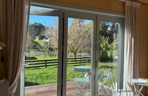Havelock North Casa | Beautiful French-Designed Tiny Home | Te Mata Peak Views