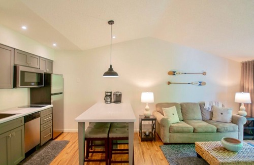 Acme Condominio | Recientemente renovado, impecable, acceso a la playa condominio cerca de bodegas, tiendas, senderismo