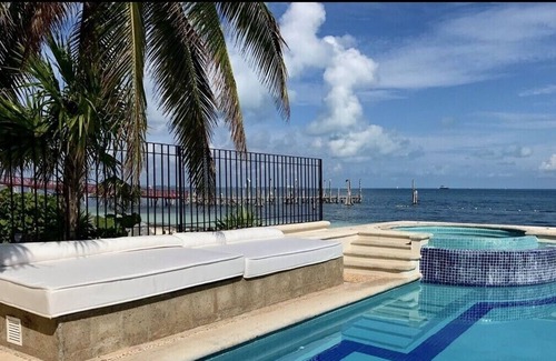 La Isla Villa | HERMOSO CHALET MEXICANO FRENTE A LA PLAYA TOTALMENTE AMUEBLADO