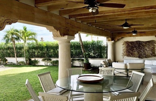 La Isla Villa | HERMOSO CHALET MEXICANO FRENTE A LA PLAYA TOTALMENTE AMUEBLADO