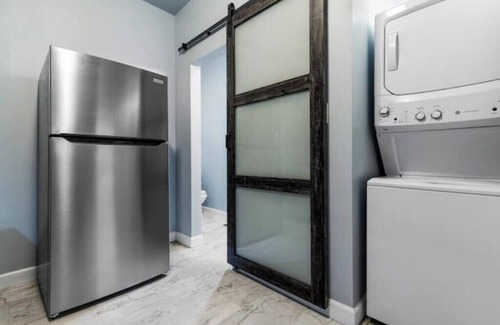 Erie Apartamento | Beautiful fully remodeled 1 bd apt w King size bd