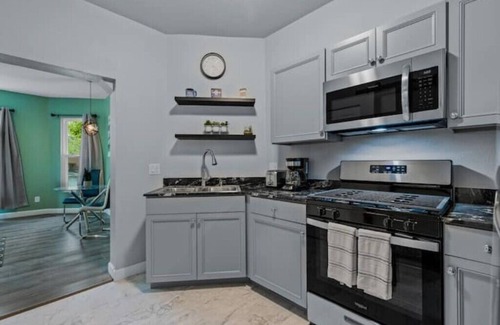 Erie Apartamento | Beautiful fully remodeled 1 bd apt w King size bd