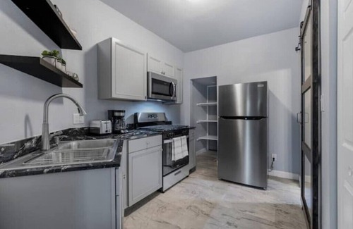 Erie Apartamento | Beautiful fully remodeled 1 bd apt w King size bd