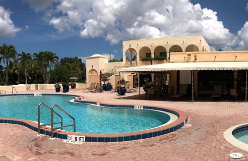 Central Naples Condominio | Beautiful gated condo 10 minutes from the Beach