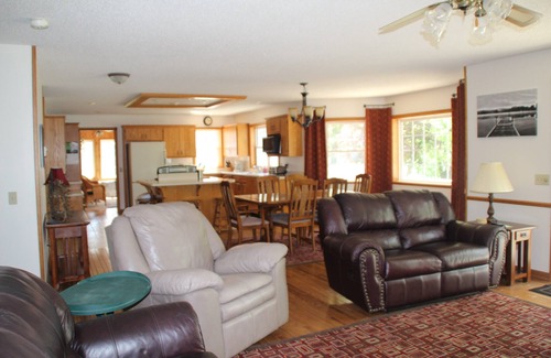 Spicer Casa | Hermosa George Lake Vacation / Retreat Home por Spicer MN