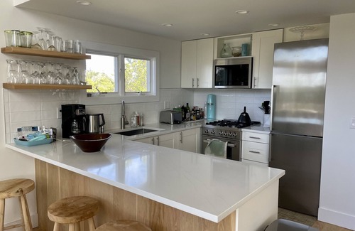 Springs Cabaña | beautiful Gerard Drive cottage- water everywhere!.
