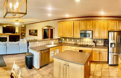 Castle Rock Casa | Beautiful Getaway Sleeps12 + Hot Tub + King Beds + Movie Room + Playground