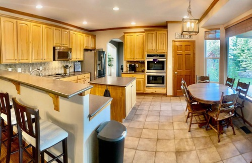 Castle Rock Casa | Beautiful Getaway Sleeps12 + Hot Tub + King Beds + Movie Room + Playground