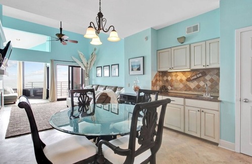Pensacola Beach Condominio | ¡Toques de diseñador en todo este hermoso condominio!