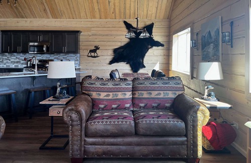 Dubois Cabina | Beautiful hand-crafted log cabin on Horse Creek one block off Main Street.