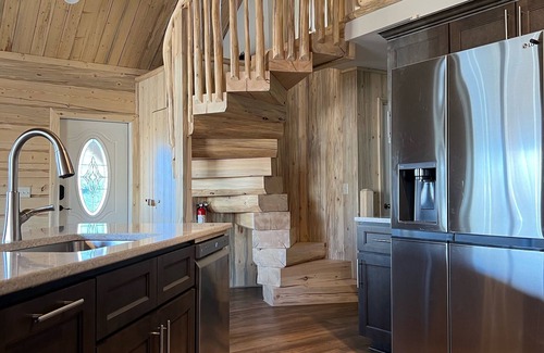 Dubois Cabina | Beautiful hand-crafted log cabin on Horse Creek one block off Main Street.