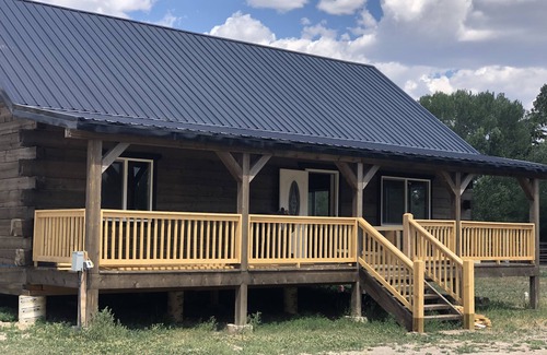 Dubois Cabina | Beautiful hand-crafted log cabin on Horse Creek one block off Main Street.
