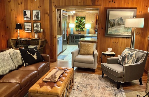 Highlands Cabaña | Beautiful Highlands cabin! 8 min to town-Pet friendly-lots of outdoor space
