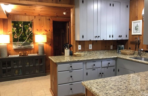 Highlands Cabaña | Beautiful Highlands cabin! 8 min to town-Pet friendly-lots of outdoor space