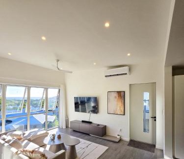 Jolly Harbour Apartamento | Beautiful hillside Condo with ocean views
