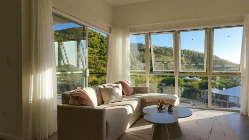 Jolly Harbour Apartamento | Beautiful hillside Condo with ocean views