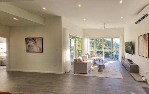 Jolly Harbour Apartamento | Beautiful hillside Condo with ocean views