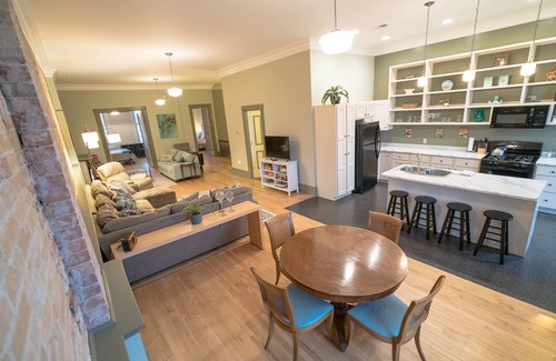 Manistee Apartamento | Hermoso edificio histórico en el paseo del río Manistee