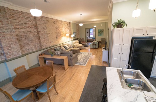 Manistee Apartamento | Hermoso edificio histórico en el paseo del río Manistee