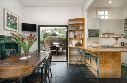 Lancefield Casa | Hermoso antiguo banco histórico ubicado en un hermoso jardín campestre