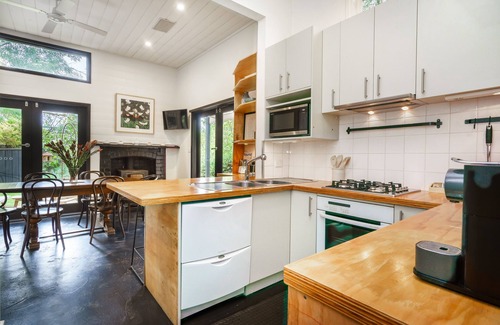 Lancefield Casa | Hermoso antiguo banco histórico ubicado en un hermoso jardín campestre