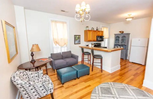 Glendale Apartamento | Beautiful Historic Glendale1/1 Suite by Park w/Parking and Wi-fi Suite # 2