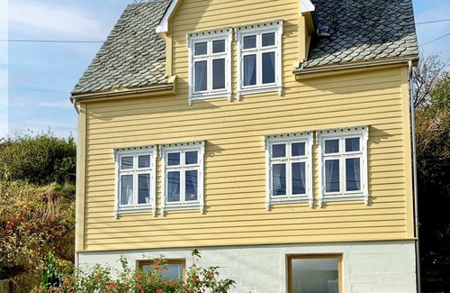 Sund Casa | Beautiful historic Norwegian house in picturesque fishing village.