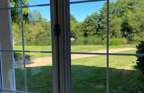 Savigny-Levescault Casa | Beautiful house with lovely garden and picturesque private pond.