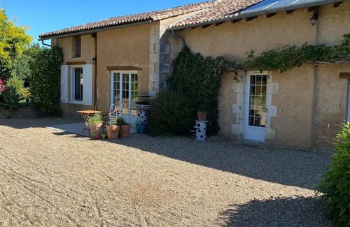 Savigny-Levescault Casa | Beautiful house with lovely garden and picturesque private pond.