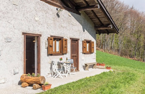 Roncone Chalet De Esquí | Preciosa casa de vacaciones "Baita Rustica immersa nel verde" con vistas a la montaña