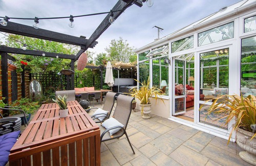 Downpatrick Apartamento | Beautiful holiday home close to Strangford Lough with fabulous private hot tub.