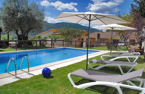 Pujarnol Casa | Fantástica casa con gran piscina privada y magníficas vistas en las montañas.
