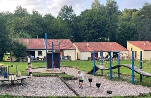 Virton Casa | Hermosa casa de vacaciones en Virton con terraza