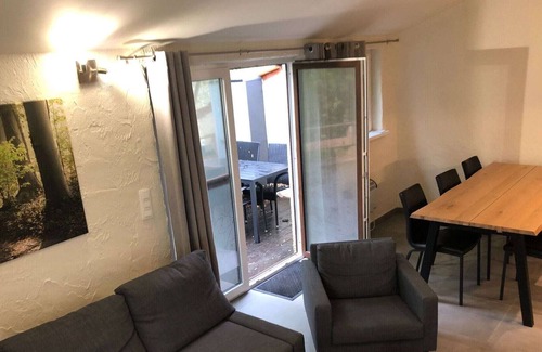 Virton Casa | Hermosa casa de vacaciones en Virton con terraza