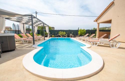 Plano Villa | Beautiful Holiday Home "Villa Luka"