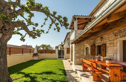 Vosteni Cabaña | Casa de piedra con piscina en Zgrabljići