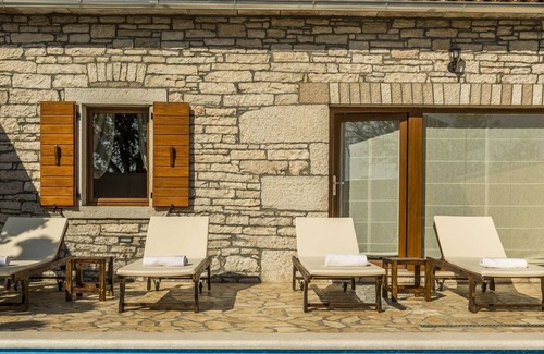 Vosteni Cabaña | Casa de piedra con piscina en Zgrabljići