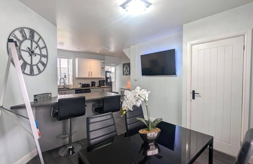 Bagillt Casa | Beautiful Holiday Retreat Gym and Jacuzzi, Sauna