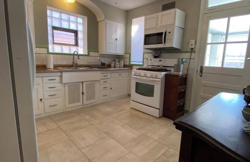 St. Louis Apartamento | Beautiful Holly Hills Hideaway - 2BD/1BA in charming, safe & quiet neighborhood!