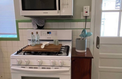 St. Louis Apartamento | Beautiful Holly Hills Hideaway - 2BD/1BA in charming, safe & quiet neighborhood!